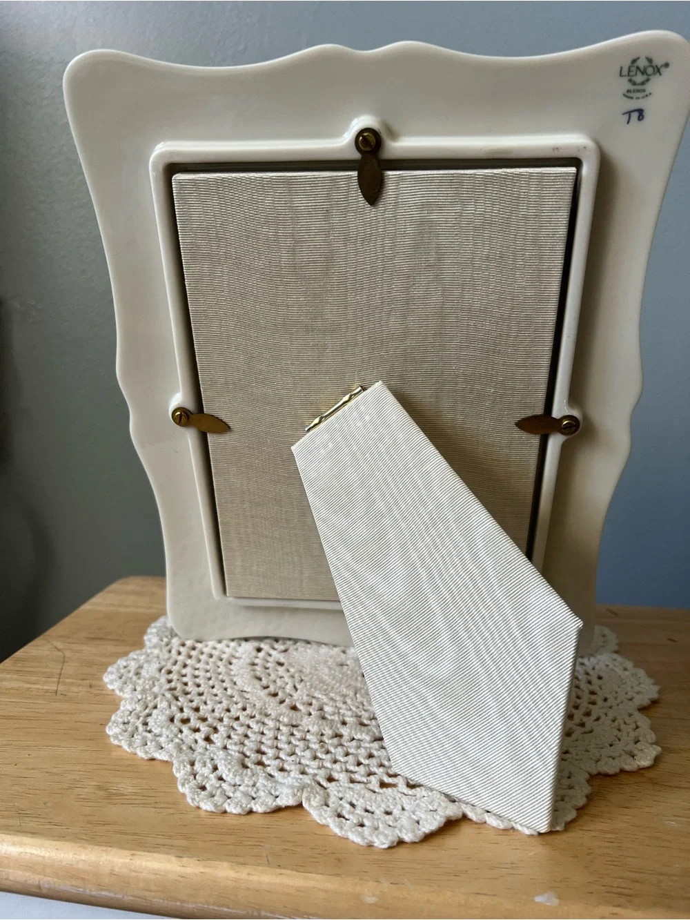 Lenox Rose Manor Ceramic 5x7 Picture Frame in Cream with Pink Rose Accents NOS